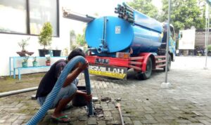 ilustrasi sedot wc